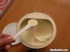 新开的奶粉结块是什么原因,为什么我刚打开包装，发现奶粉有结块？