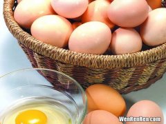 鸡蛋煮久了蛋黄变绿能吃吗,流传说法称鸡蛋煮熟后发现蛋黄变青就不能吃了，这是真的吗？