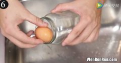 鸡蛋被吸进玻璃瓶的原理,刚倒掉热水的玻璃杯为什么可以把鸡蛋吸进去？